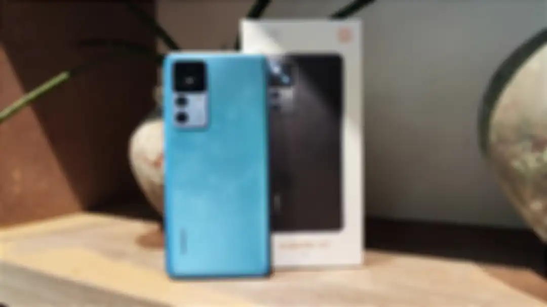 Tampilan design Xiaomi 12T 5G bersama dengan kotak pembelian. 