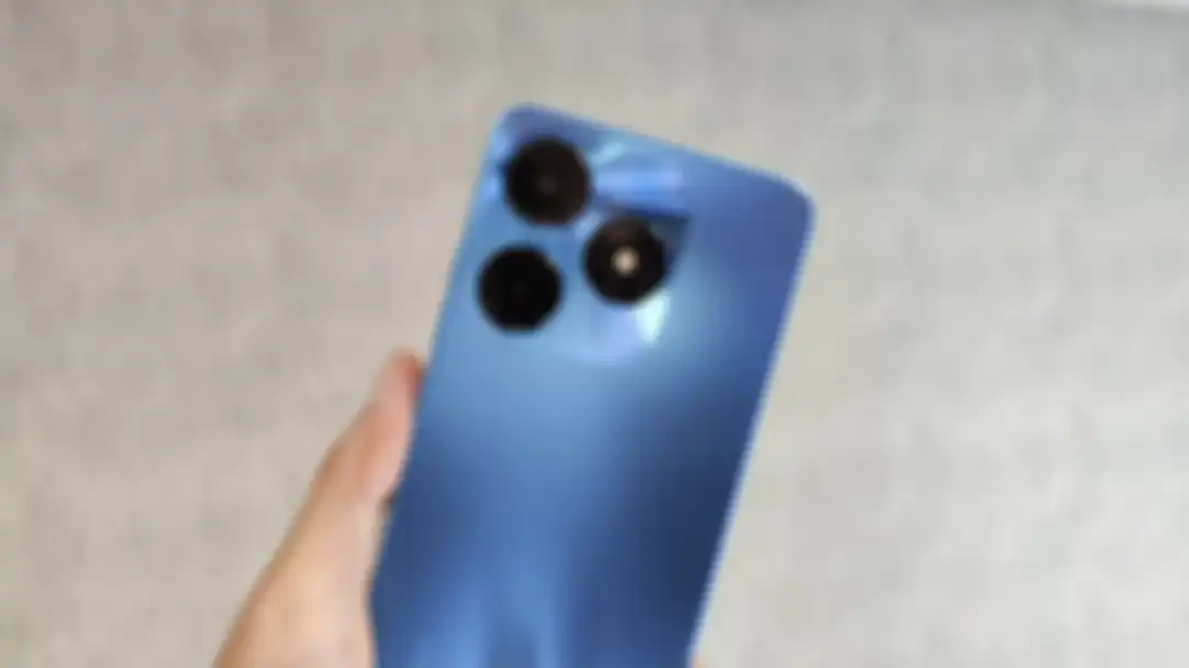 TECNO SPARK 10 NFC punya desain kamera mirip iPhone 14 Pro.