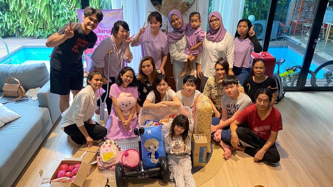 Pengasuh Gempi dapat perlakuan begini dari Gisel. Namun, janda Gading Marten dihujat gegara panggil kuda dengan nama Aisyah. 