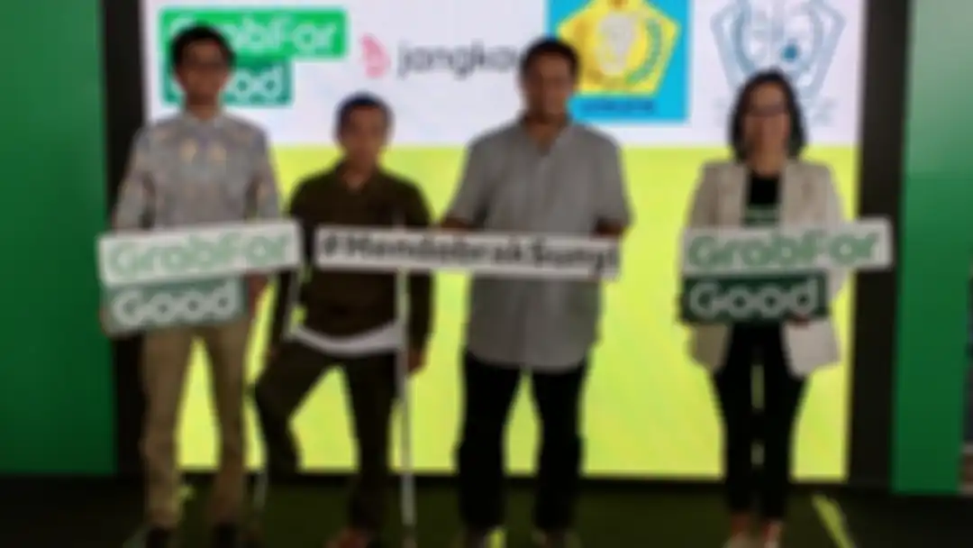 Neneng Goenadi, Managing Director Grab Indonesia bersama mitra Grab penyandang disabilitas dan driver GrabGerak.