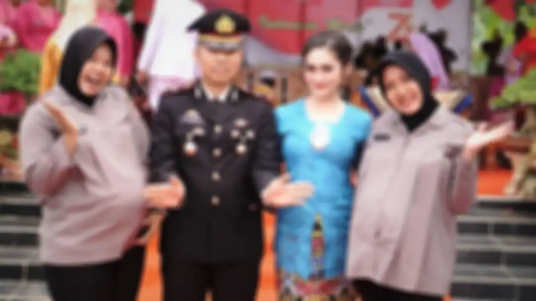 Foto cantik Cristina Laws, sosok istri perwira polisi AKP Abdul Rauf yang bertugas di Polresta Samarinda viral mirip barbie hidup.