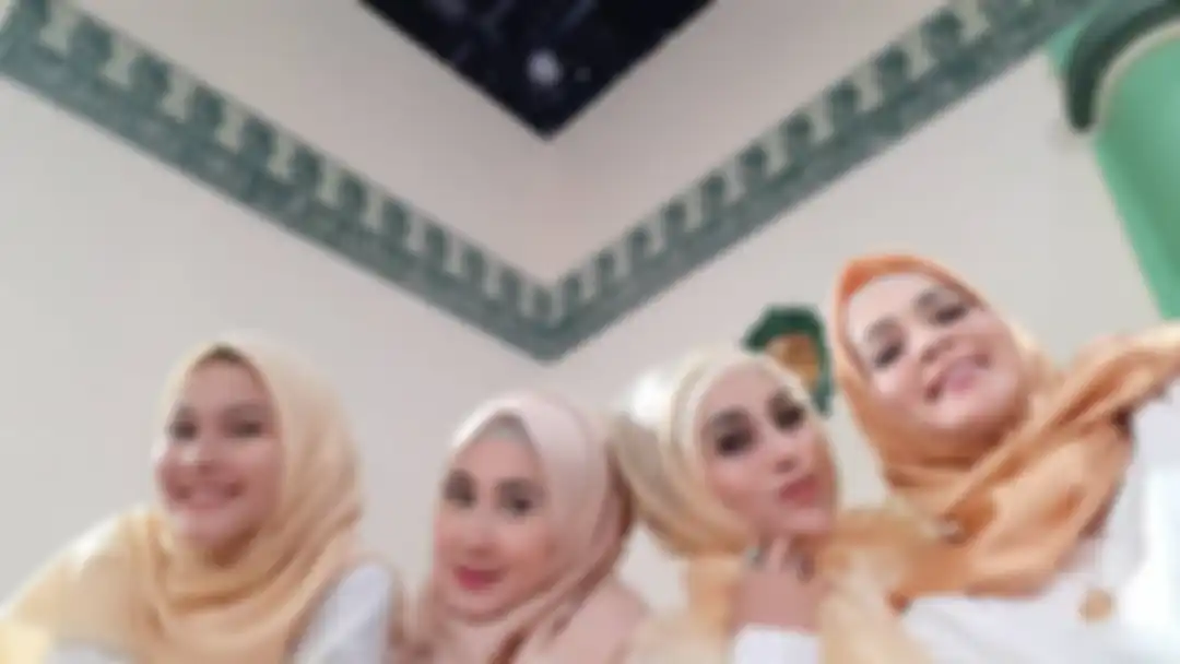 Foto cantik Erlin Sarintan, selebriti yang bikin Dewi Perssik berduka saat momen Lebaran tahun 2021. Keduanya sudah bersahabat sejak lama. 