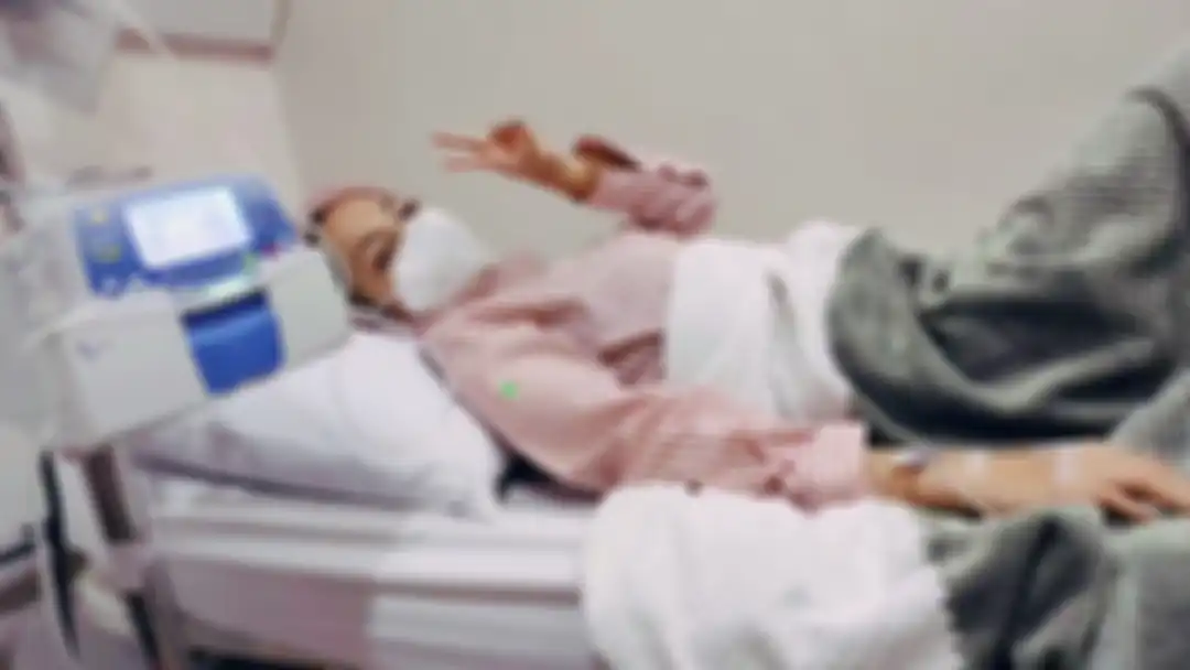 Potret Imel Putri Cahyati terbaring di ranjang rumah sakit. Kini, Imel Putri sedang melawan penyakit kanker ganas.