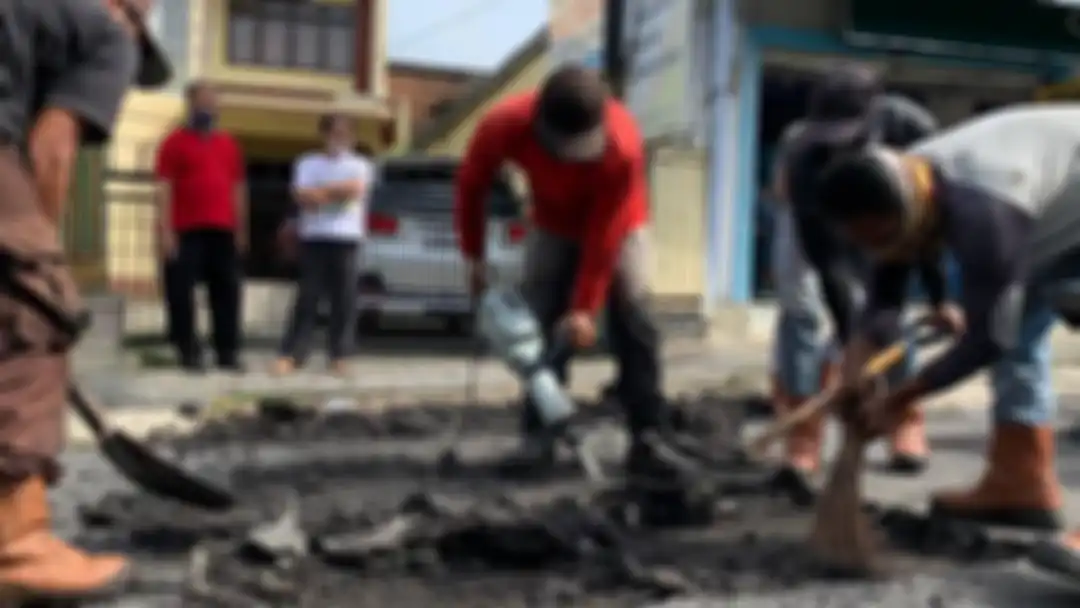 Bupati Banjarnegara Budhi Sarwono kerap menyentil Ganjar Pranowo dengan memakai foto jalan rusak. Kini, Ganjar buka suara.