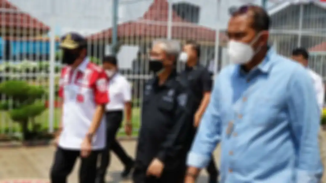 Foto Menteri Hukum dan HAM (Menkumham) Yasonna Laoly di depan wartawan jadi sorotan. Netizen ramai berkomentar. 