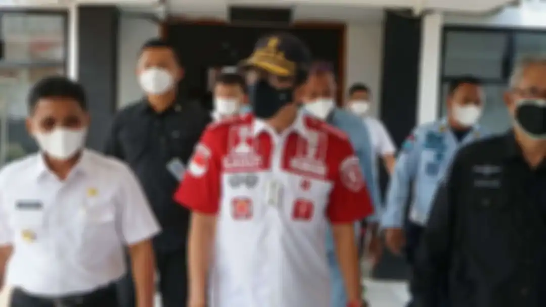 Foto Menteri Hukum dan HAM (Menkumham) Yasonna Laoly di depan wartawan jadi sorotan. Netizen ramai berkomentar. 