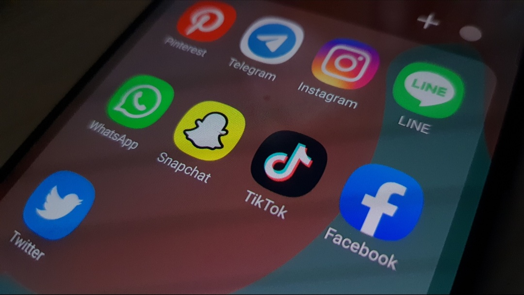 Ilustrasi aplikasi media sosial TikTok, Facebook, & WhatsApp.