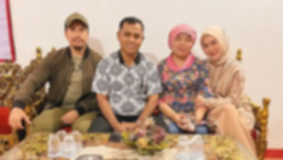 Rasa penasaran netizen terjawab melalui foto Sunan Kalijaga bareng mertua Vannessa Angel yang diunggah di media sosial.