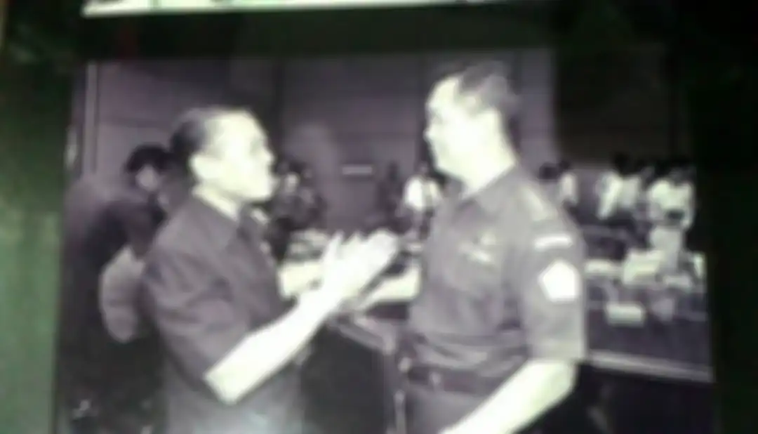 Harmoko (kiri) yang pernah menjadi Menteri Penerangan adalah salah satu tangan kanan Soeharto. Saat reformasi 1998, Harmoko dicap munafik oleh Soeharto. 