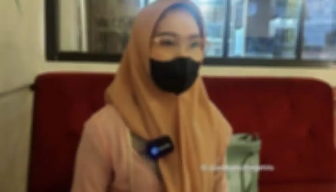 Istri Bripda Ade Pratama nekat berbuat mesum dengan mantan pacaranya gegara ulah mertua. Suami sahnya disebut mirip Arya Saloka.