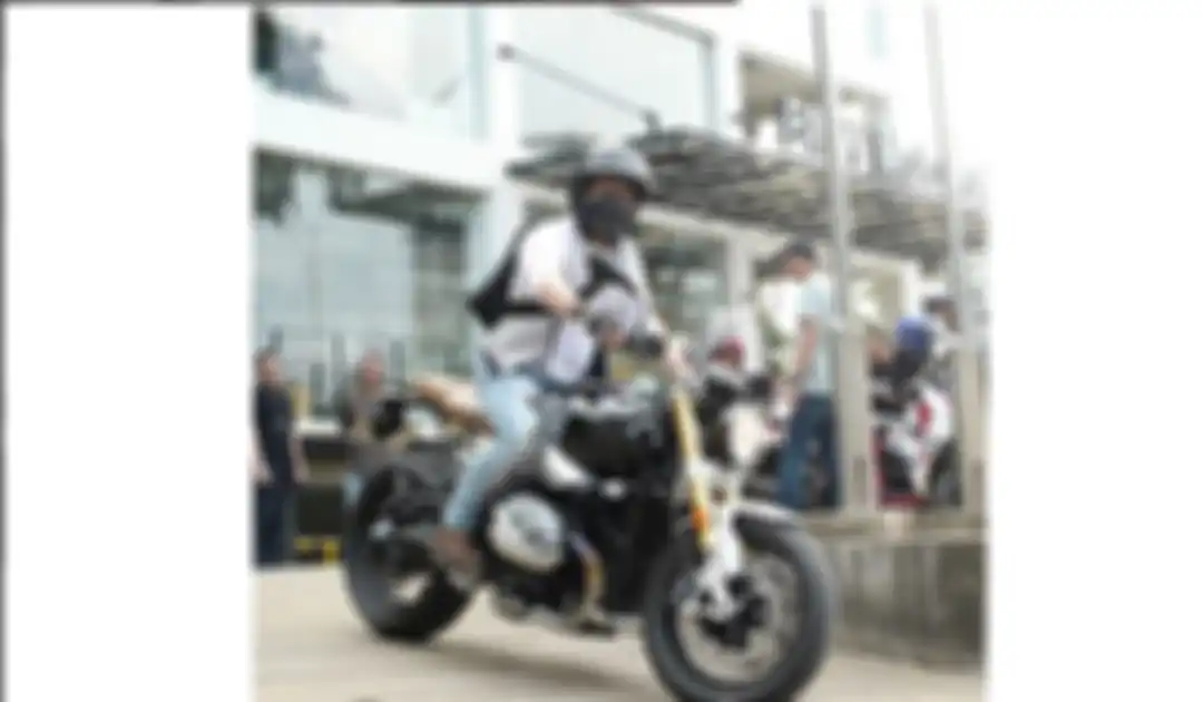 Penampilan Ariel Noah saat menunggangi BMW miliknya