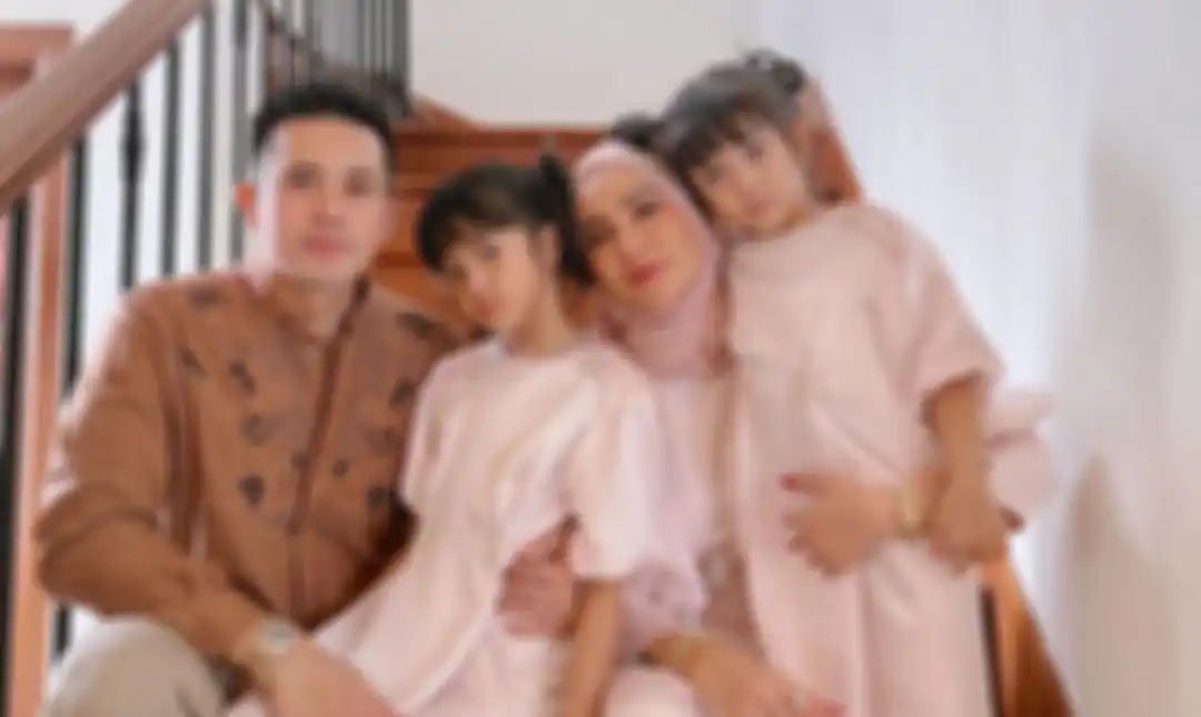 Olla Ramlan dan Aufar Hutapea rayakan Idul Fitri bersama anak-anaknya.