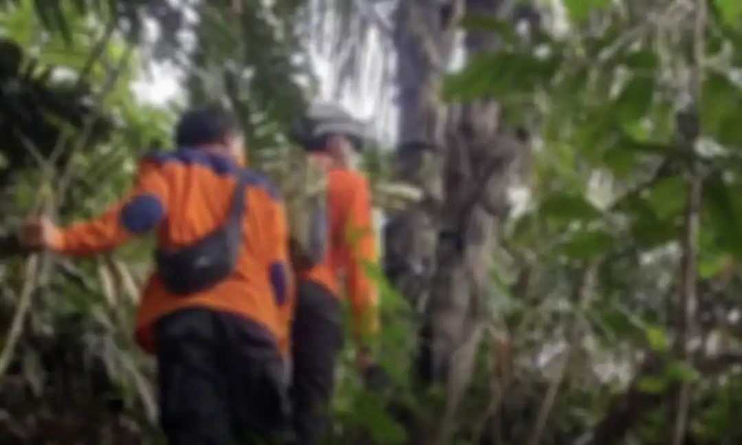 Saat jagat maya dibuat heboh, rupanya Yana Supriatna warga Sumedang ini tengah berqada di pelukan istri mudanya. Netizen kena prank. 