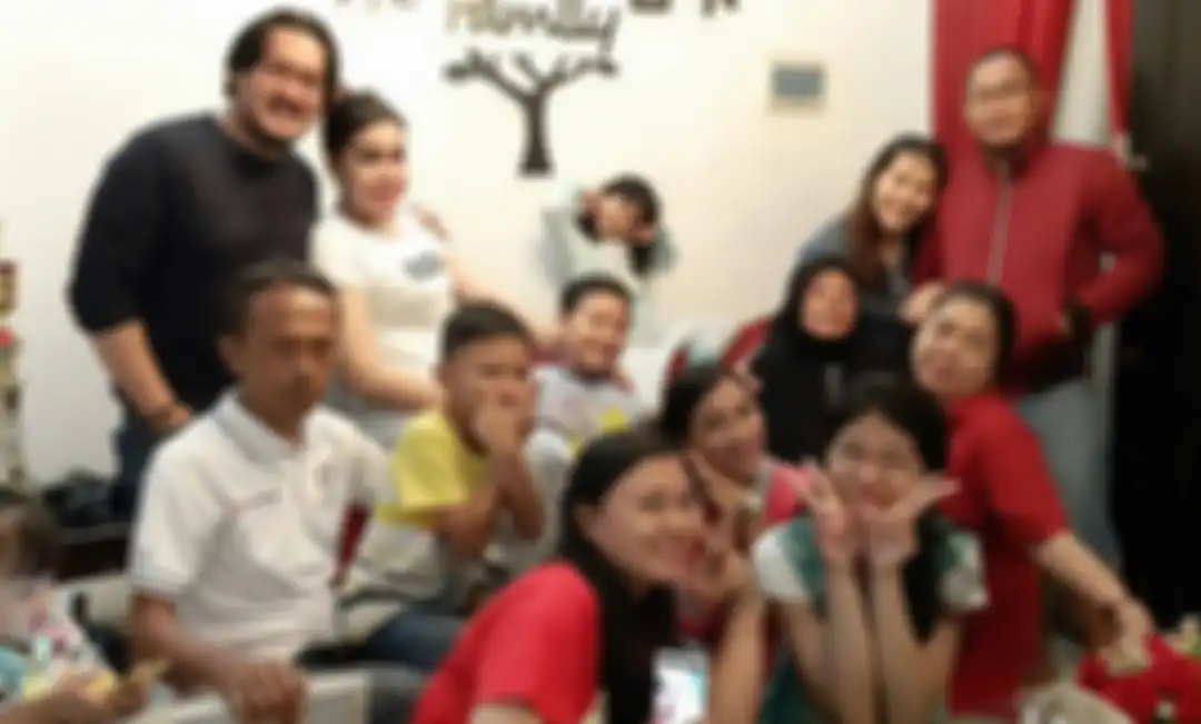 Alino Octavian, bintang sinetron Suara Hati Istri (paling kiri berdiri) meninggal dunia. Ini foto kenangan Alino Octavian bareng keluarga.