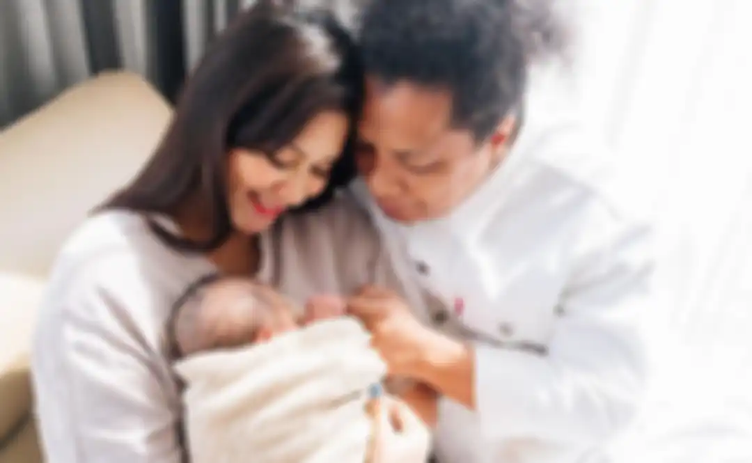 Arie Kriting dan Indah Permatasari bersama buah hati mereka