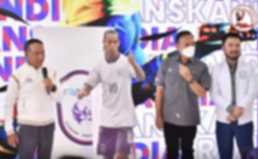 Gilang Juragan 99 rela jadi bahan ledekan Raffi Ahmad. Ternyata suami Shandy Purnamasari diajak bertemu superstar sepakbola dunia. 