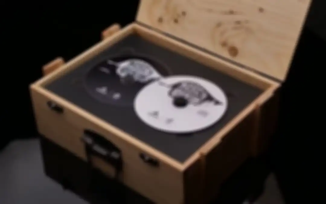 Ada CD kompilasi dan di bawahnya tersedi seperangkat merch adventure khusus album ini