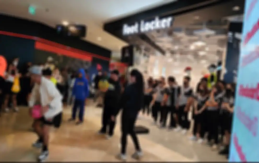 Battle dance dan freestyle basketball di pembukaan Foot Locker kesepuluh 