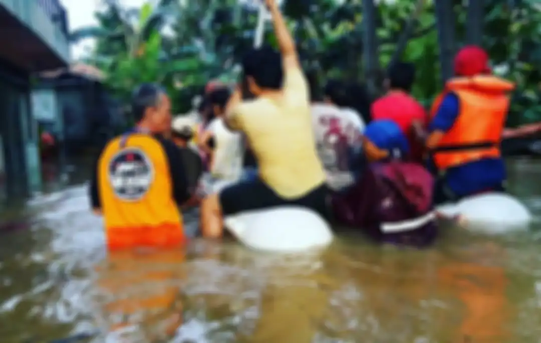 Aksi solidaritas YNCI Rescue membantu korban banjir.