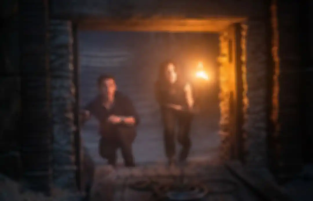 Tom Holland sebagai Nate dan Sophia Ali sebagai Chloe di Uncharted