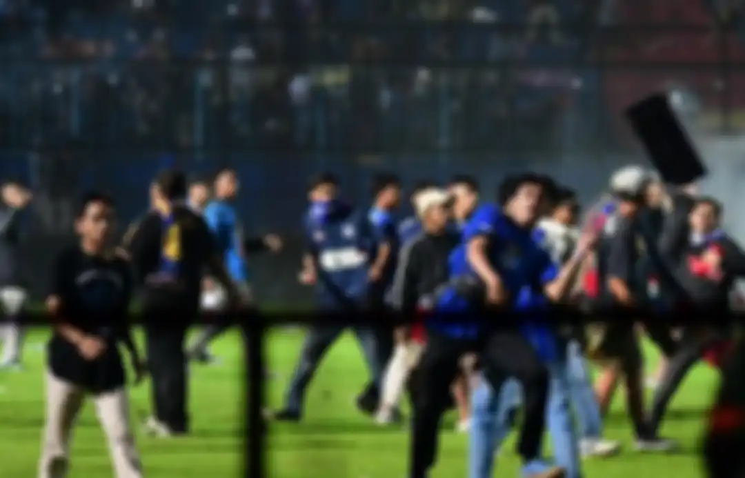 Perusuh yang masuk ke lapangan hijau, stadion Kanjuruhan 