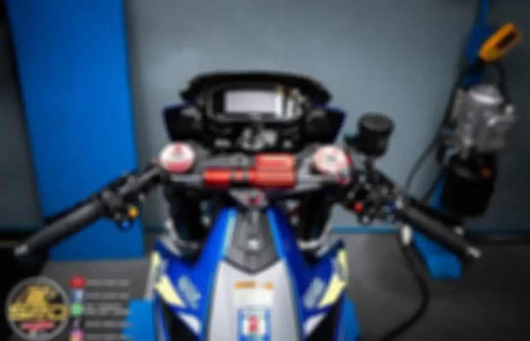 Bagian kokpit Suzuki Satria F150 ini terpasang banyak part-part aftermarket ala moge.