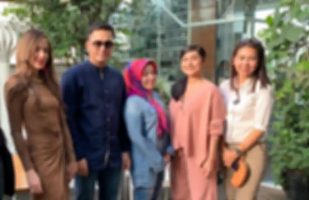 Muzdalifah dan fadel Islami bersama Nia Ramadhani