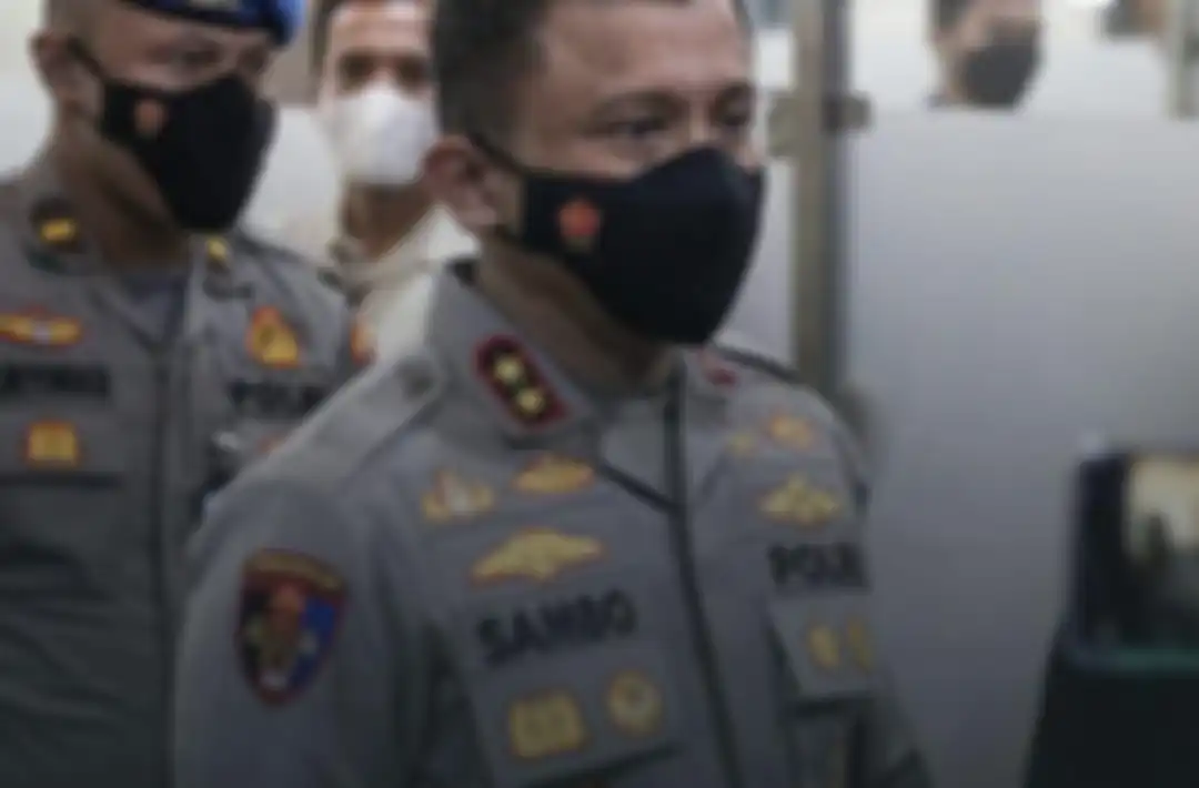 Sosok ajudan Irjen Ferdy Sambo yang duduk di sebelah Brigadir J dipertanyakan saat mereka liburan bareng. Foto pengawal Sambo bikin heboh.