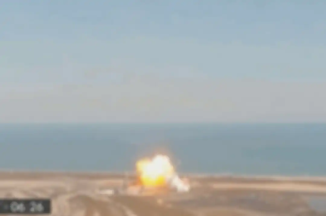 Tangkapan layar saat pesawat ruang angkasa SN9 milik SpaceX meledak menghantam tanah.