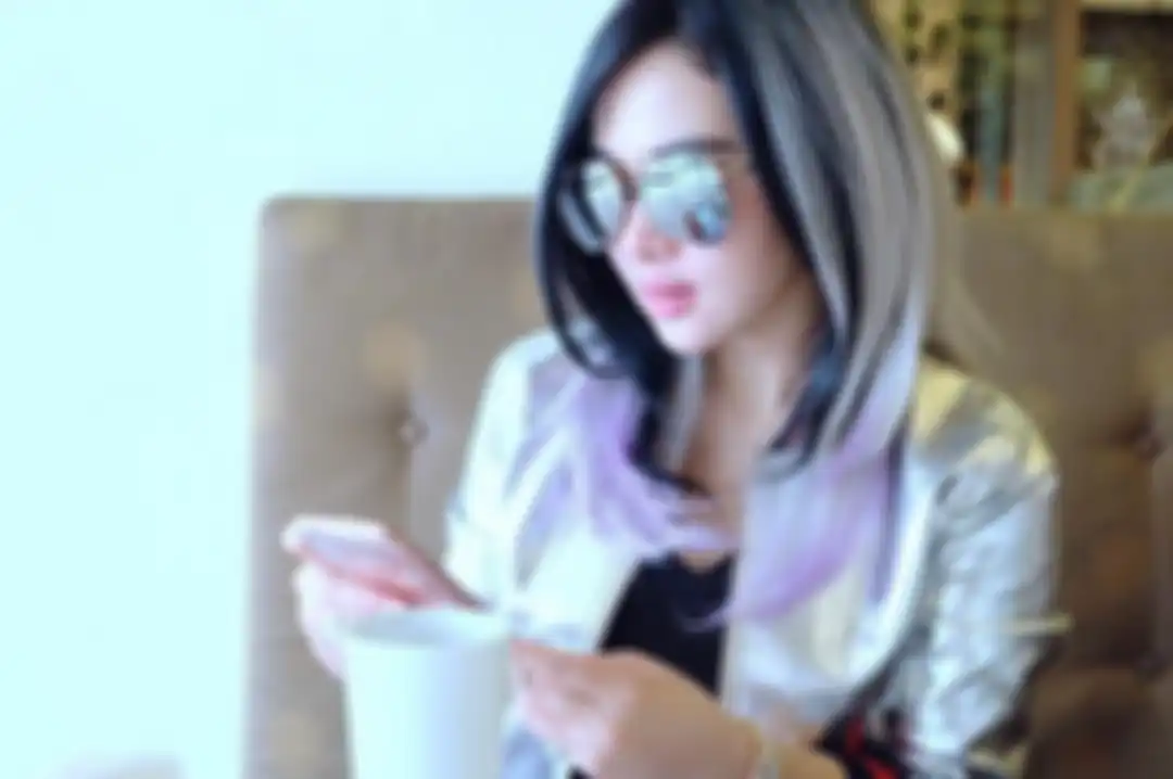Syahrini bergaya kasual dan tetap cetar dengan gaya rambut ombre