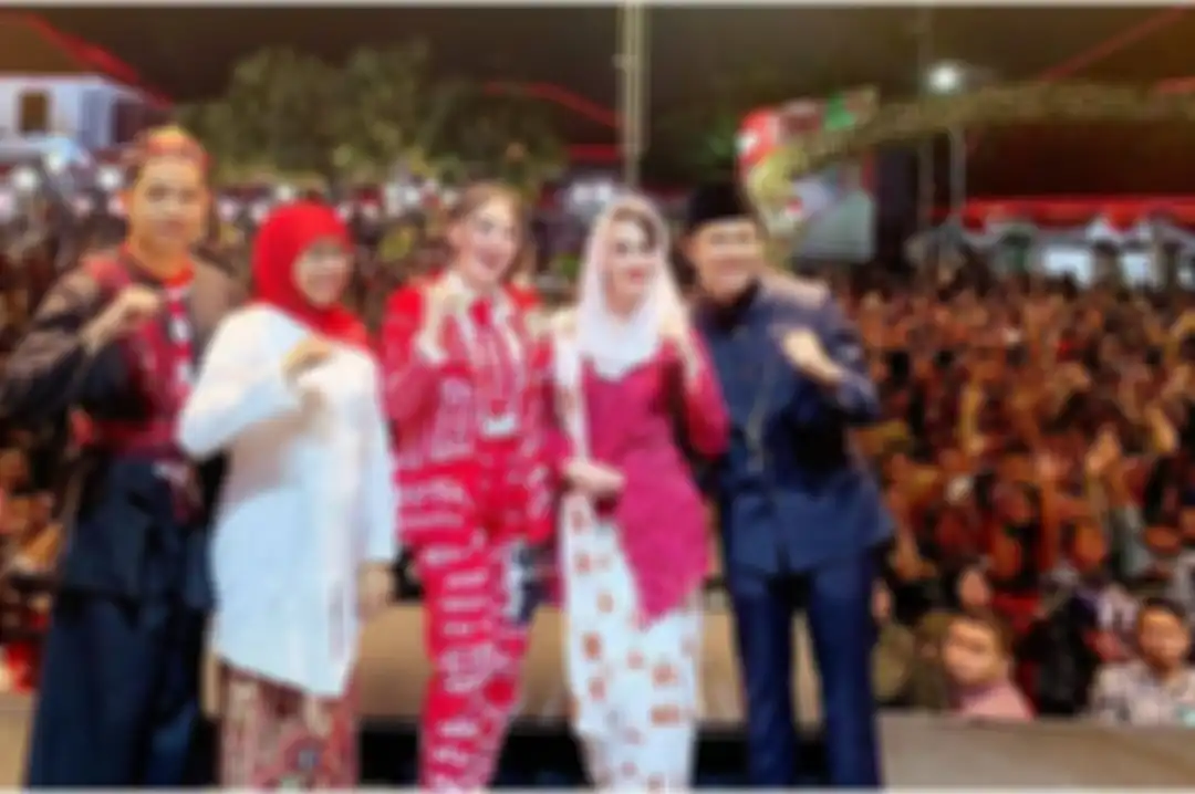 Penampilan Arumi Bachsin saat hadiri pesta rakyat 17 Agustus-an