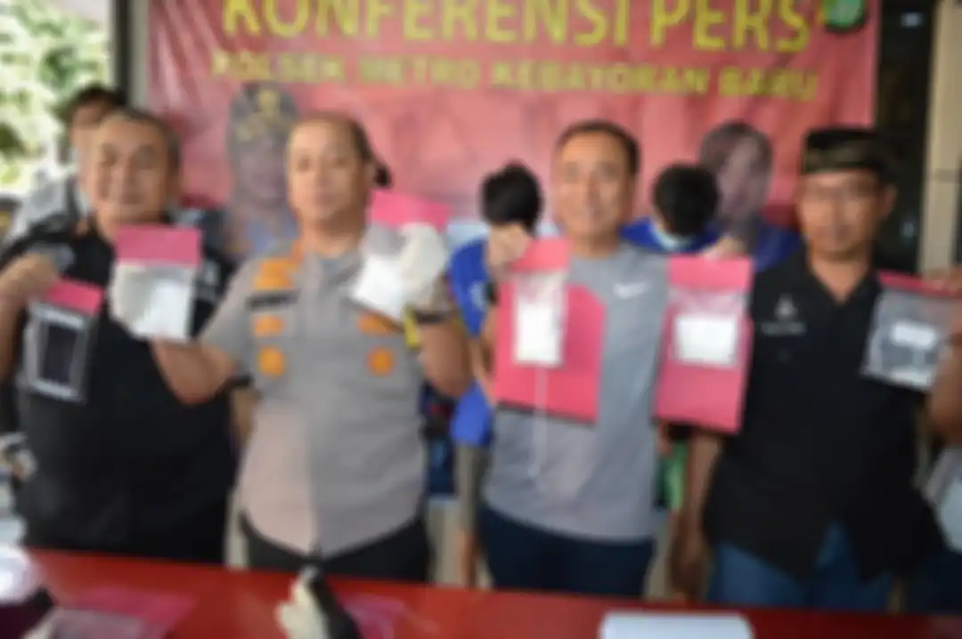 Setelah dapat teguran terkait foto berdua model majalah dewasa Vitalia Sesha, mantan Kapolsek Kebayoran Baru gugat Kapolda Metro hingga Kapolri.