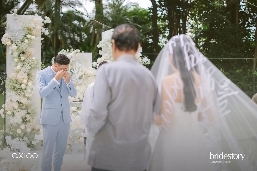 Dalam foto lainnya, Hardi Iskandar terlihat membantu Jedar mengenakan veil sebelum memasuki tempat acara pernikahan. 