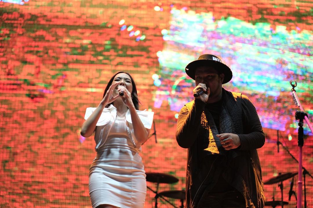 Ini 6 foto Gisella Anastasia atau Gisel saat menyanyi bareng grup lawas Last Child di festival musik. Begini Gisel mulai dikenal.