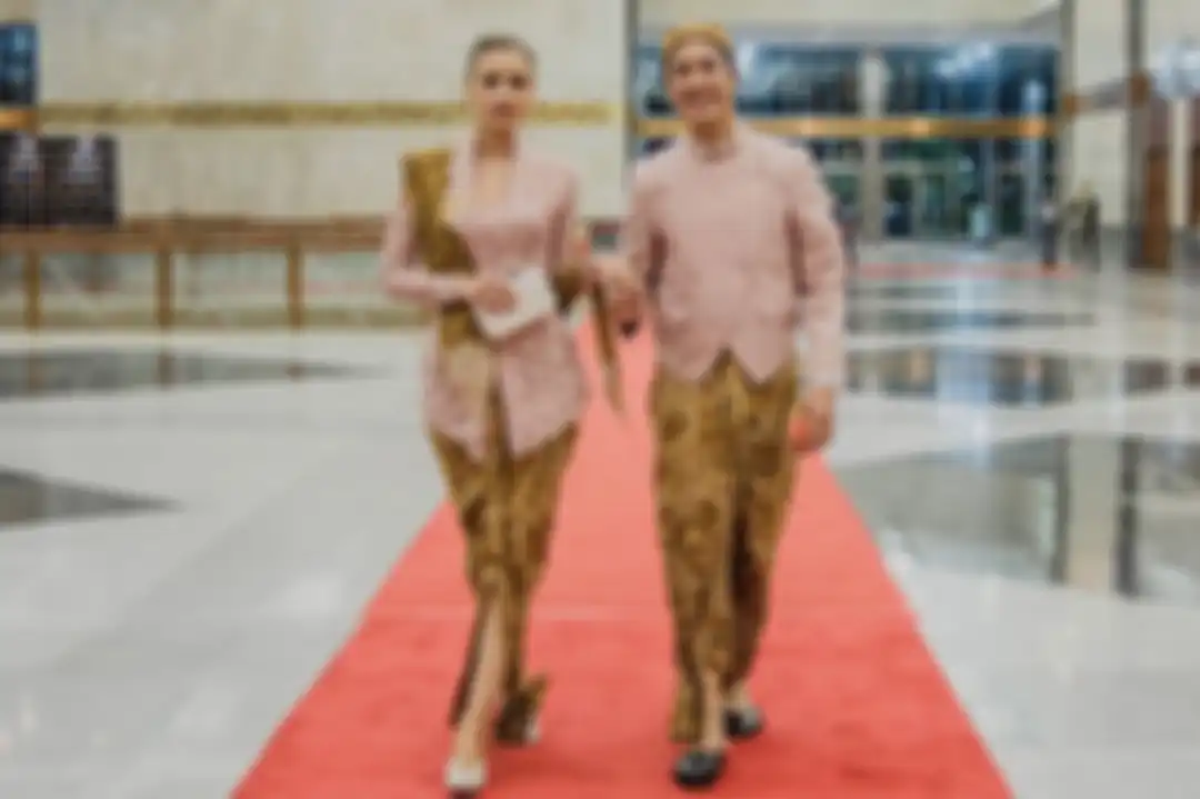 Tampilan cantik Viola Maria istri Daniel Mananta pakai kebaya modern