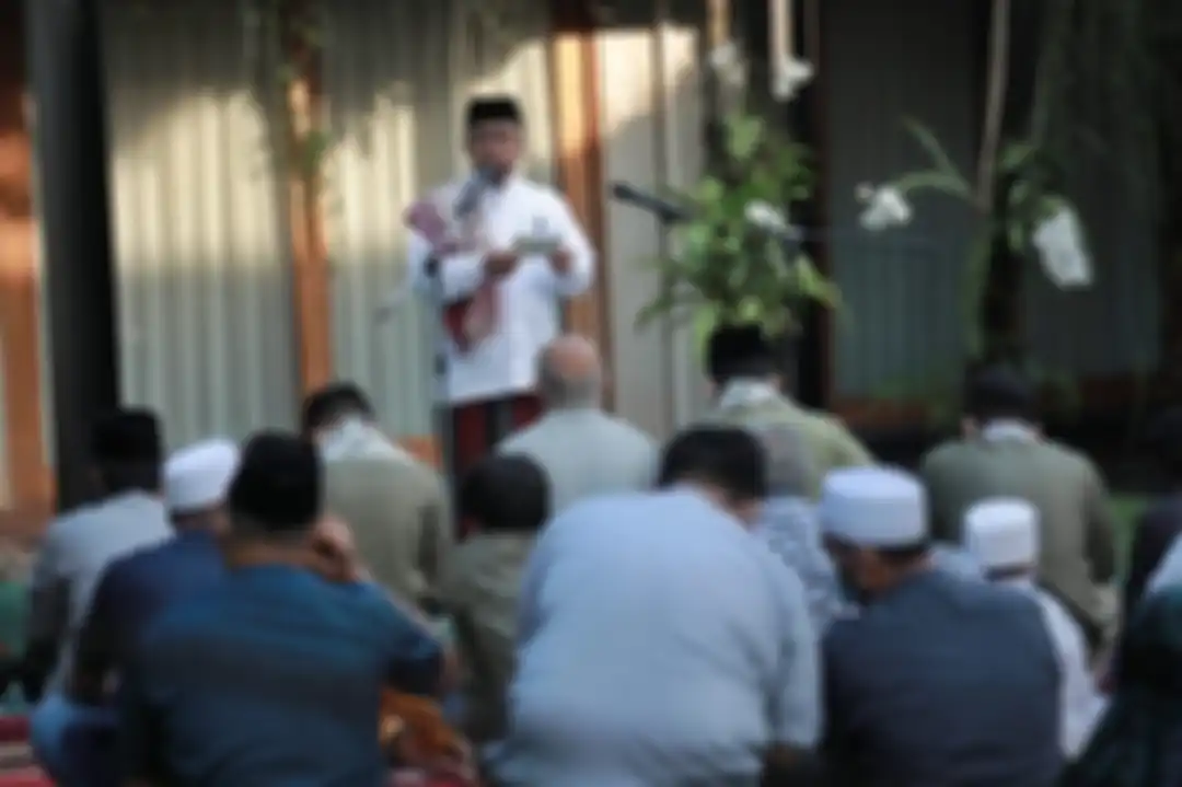 Gubernur DKI Jakarta Anies Baswedan menggelar shalat Id di rumah pribadinya pada Kamis (14/5/2021). Foto shalat Id di rumah ini malah bikin netizen salah fokus.