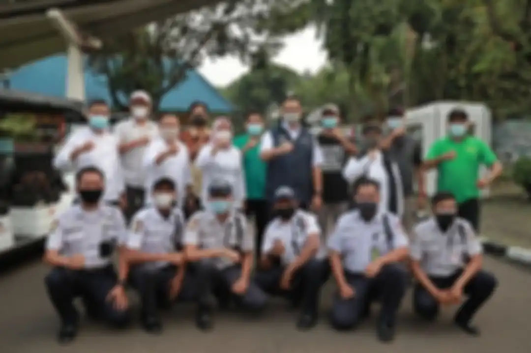 Gubernur DKI Jakarta Anies Baswedan bersama tim Taman Margasatwa Ragunan. 