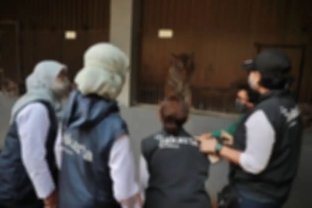 Gubernur DKI Jakarta Anies Baswedan menjenguk 2 warga Jakarta yang terpapar virus Corona. Anies enggan memaksa sang pasien menjalani isolasi di Wisma Atlet Kemayoran.