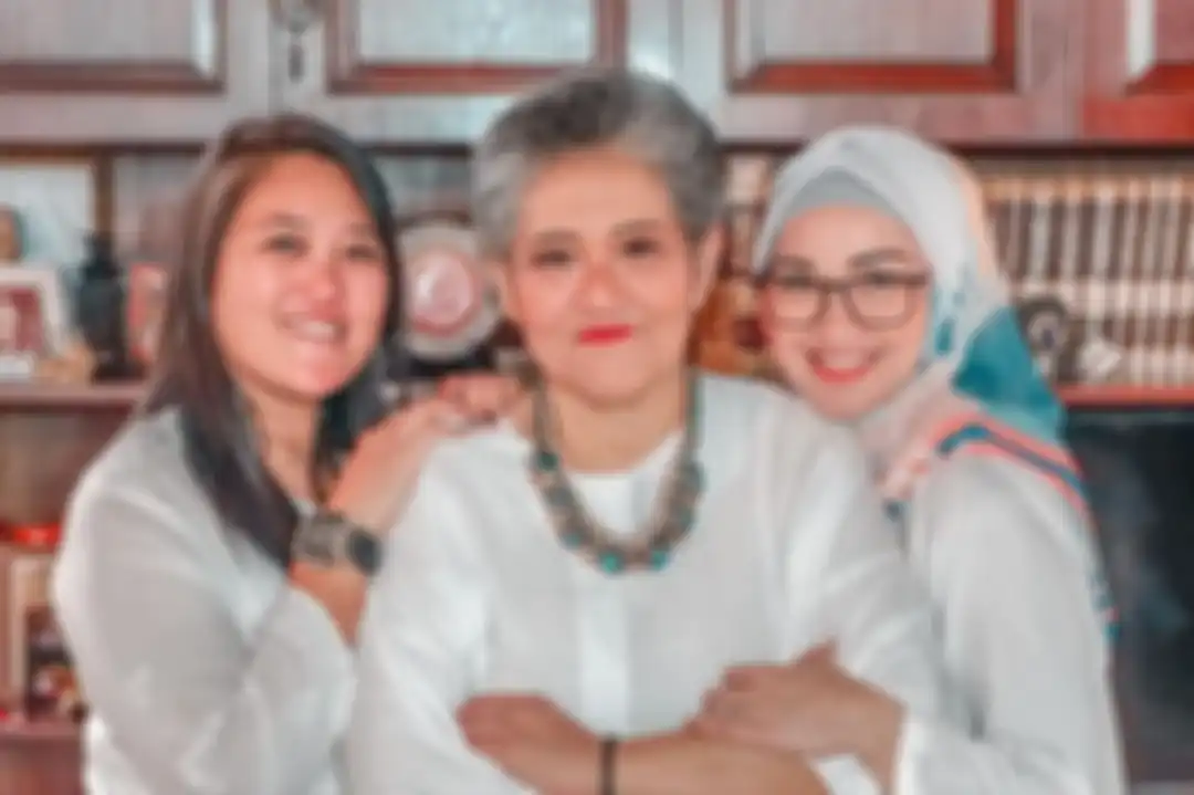 Dalam foto duka itu, anak Indro Warkop tampak memberikan kecupan kepada seorang wanita yang begitu dicintainya. 