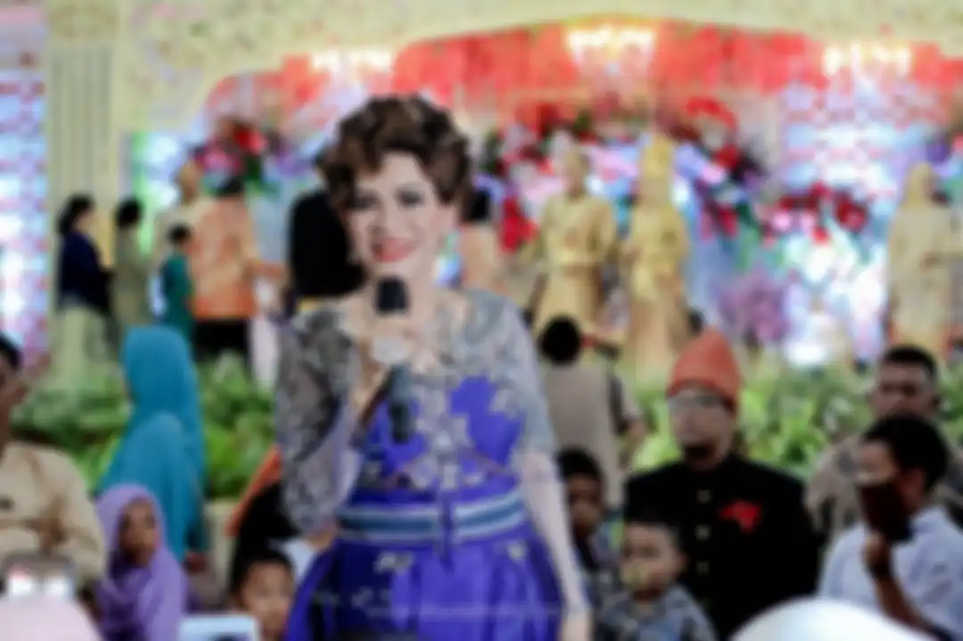  Foto Dorce Gamalama menjadi ratu panggung di berbagai acara nikahan muncul di media sosial. Tapi, kini dunia berputar dengan cepat.