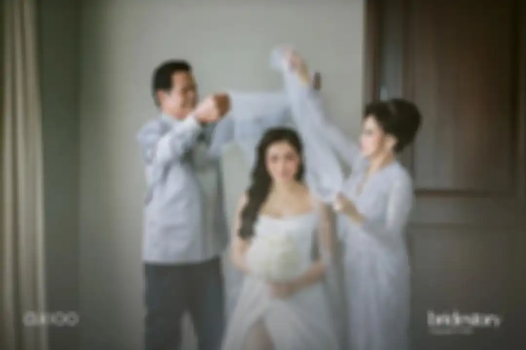 Dalam foto itu, Jedar tampak anggung dengan menggunakan gaun rancangan Agus Lim. Sementara Vincent Verhaag gagah dengan jas biru muda.