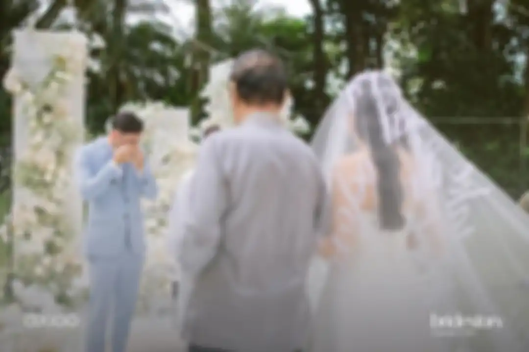 Dalam foto lainnya, Hardi Iskandar terlihat membantu Jedar mengenakan veil sebelum memasuki tempat acara pernikahan. 