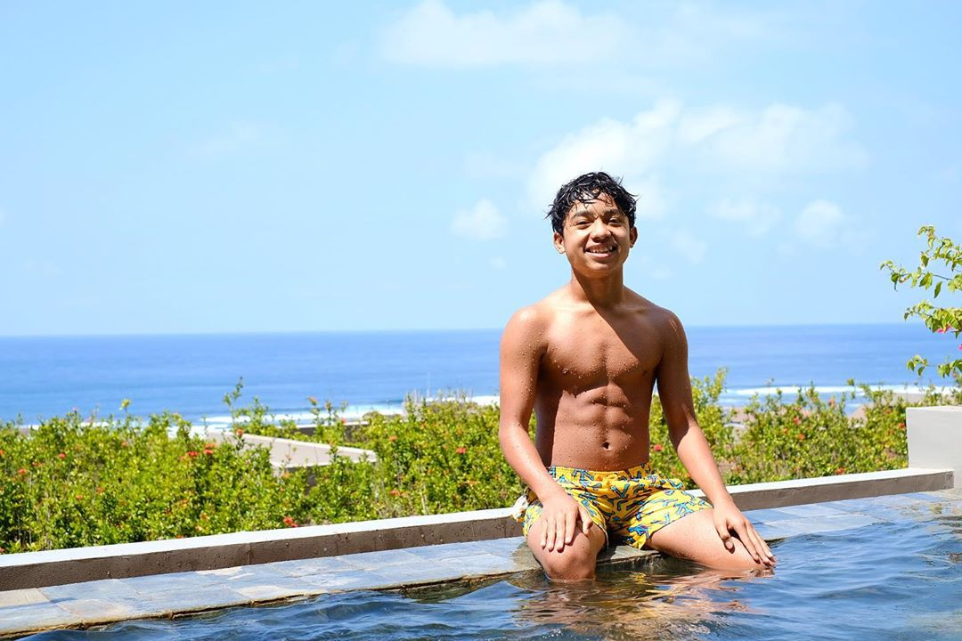 Betrand Peto saat memamerkan dada bidang dan perut sixpack-nya