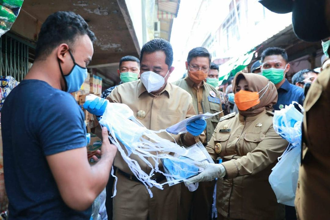 Wali Kota Tanjungpinang, Rahma saat memberikan bantuan. Sang pejabat pilih bungkam usai foto dirinya berduaan dengan seorang pria di kamar hotel viral.