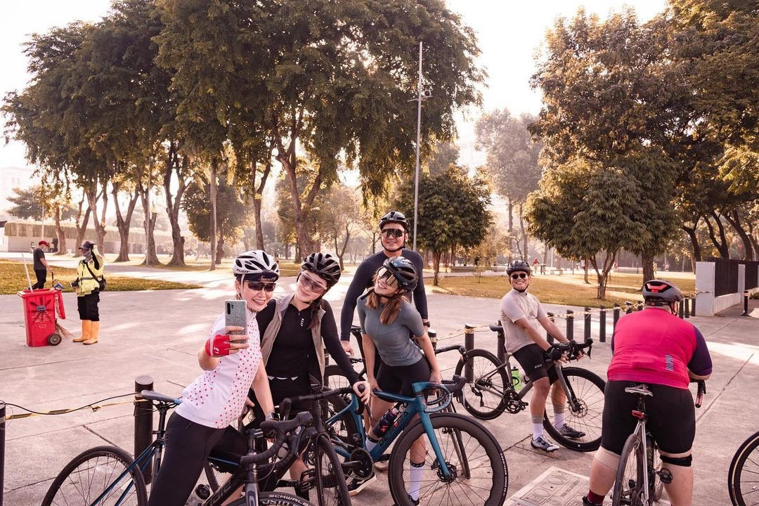 Foto Gisel bahagia dapat kejutan dari geng sepeda juga muncul di akun Instagramnya. Namun, lirikan kekasihnya bikin salah fokus (salfok).