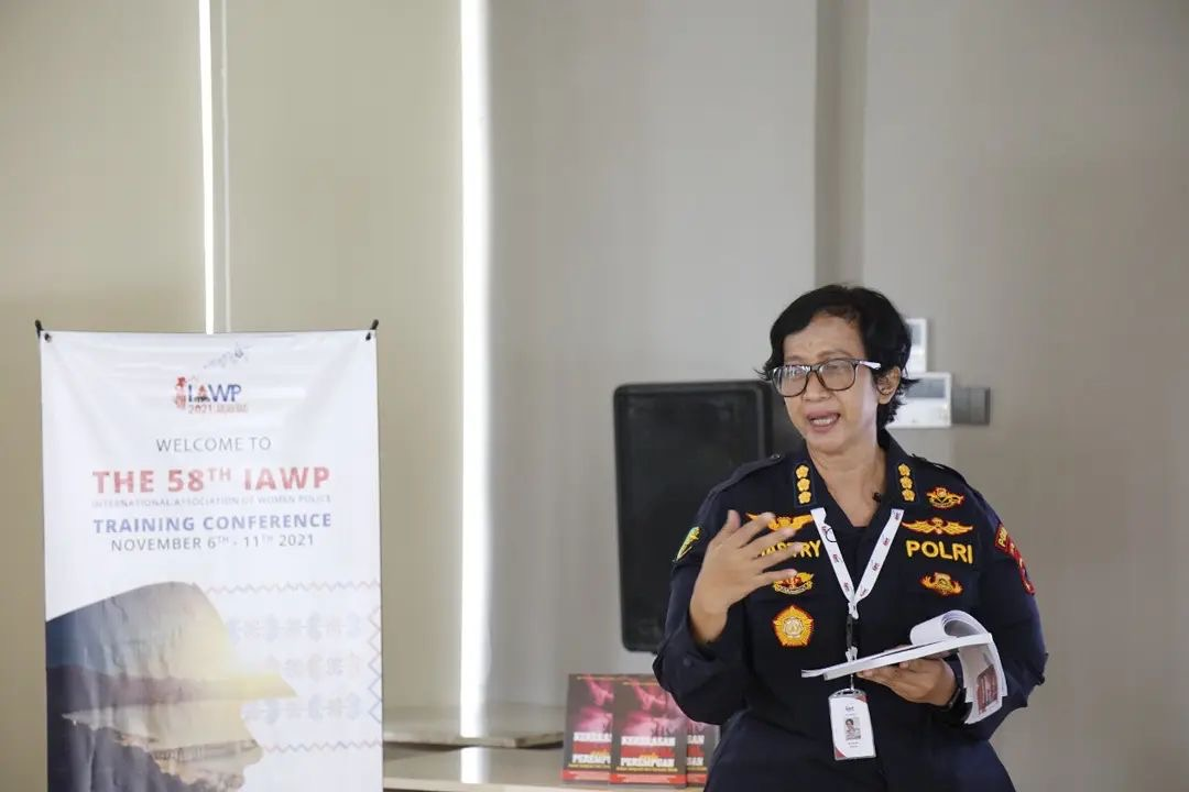 Foto ahli forensik Polri, dokter Sumy Hastry Purwanti bareng polisi wanita (polwan) yang tampak gagah bikin bangga netizen