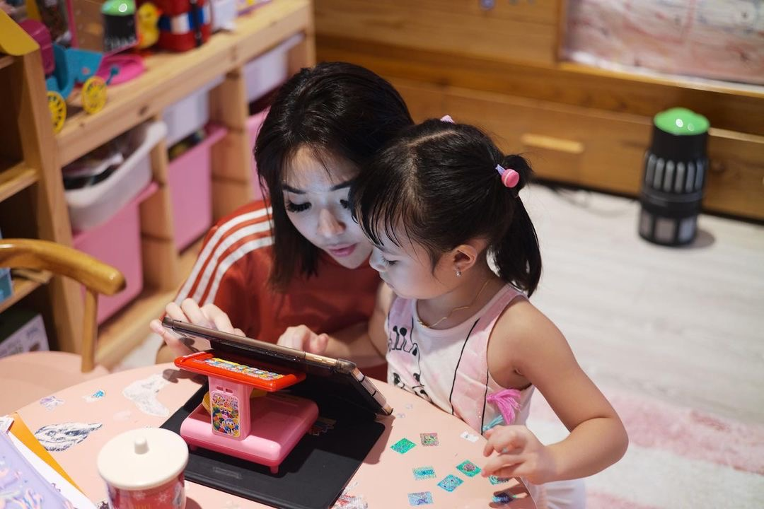 Foto Gisel mengajari Gempi sekolah daring itu diunggah Gading Marten di Instagram.  Gisel dan Gading Marten diminta rujuk.