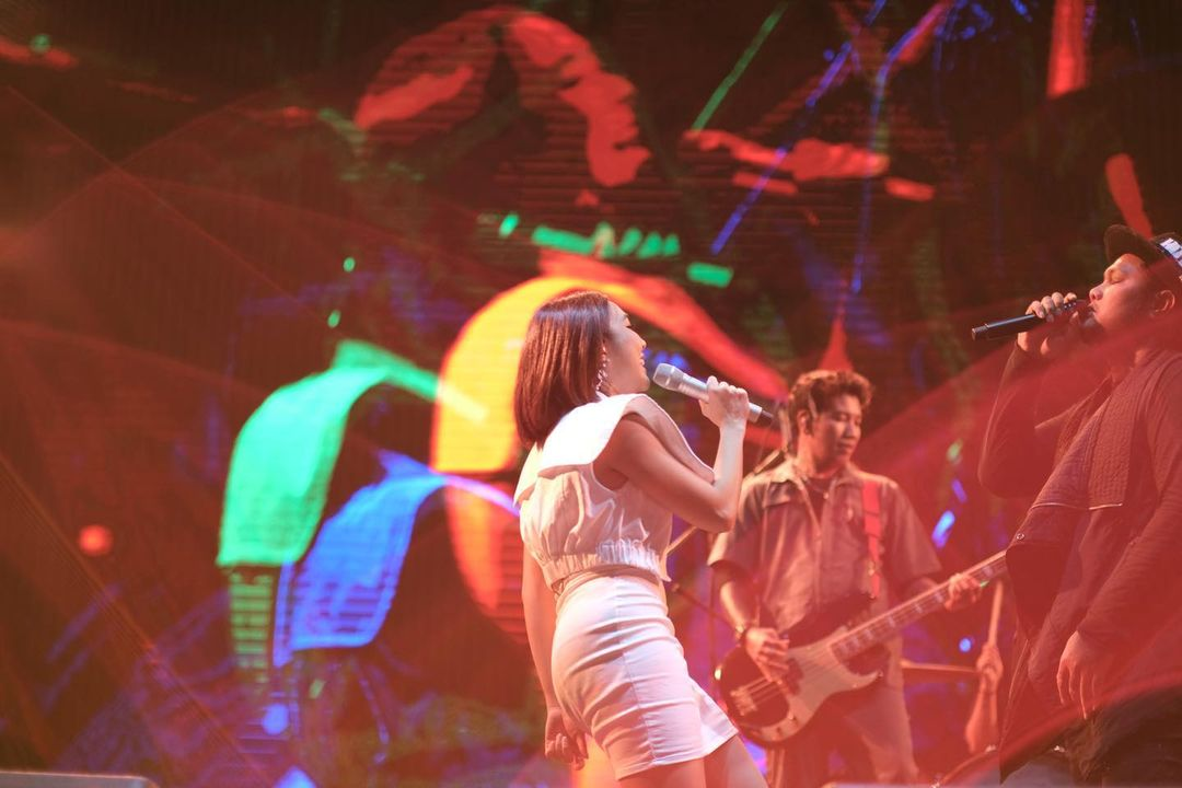 Inilah 5 foto aksi Gisel tampil bareng Last Child di panggung musik. Memori netizen terseret ke zaman begini. 