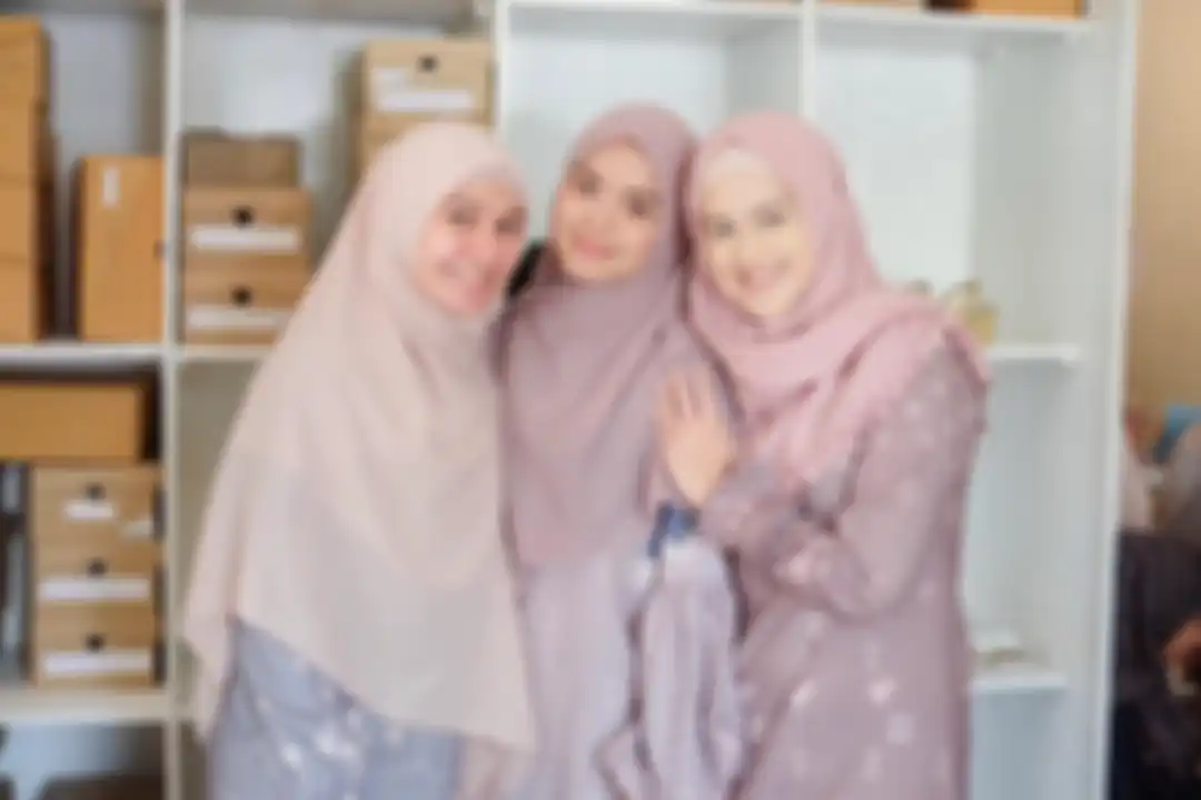Fashion hijab ala Cut Meyriska