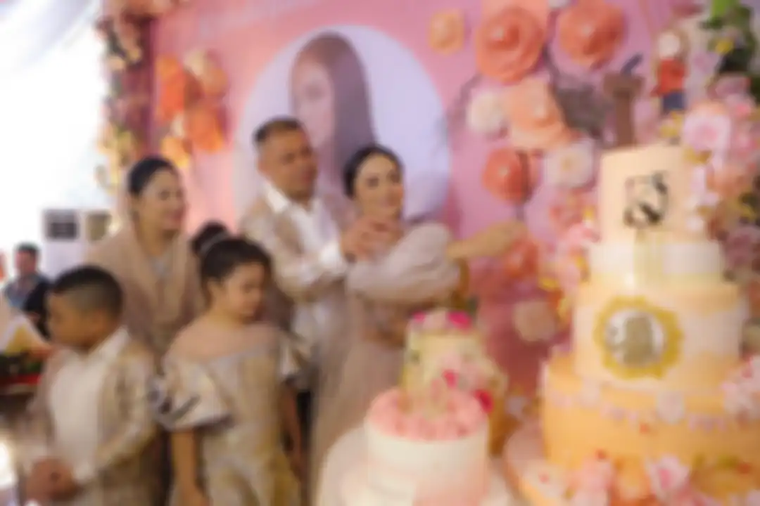 Kue ulang tahun Krisdayanti yang bertingkat 4